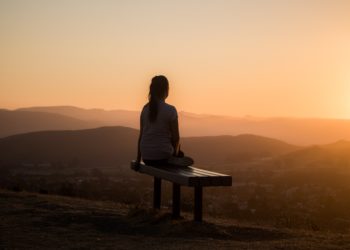Mujer mirando el ocaso en el horizonte