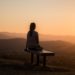 Mujer mirando el ocaso en el horizonte